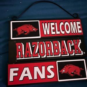 Razorback sign